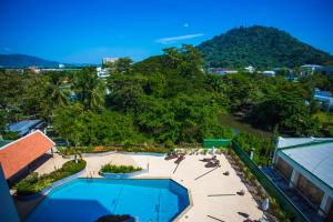 einen Luftblick auf ein Resort mit einem Pool in der Unterkunft Phuket Merlin Hotel in Phuket