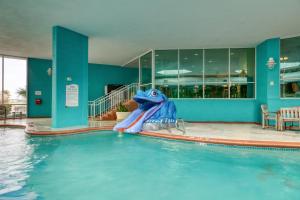 eine Wasserrutsche in einem Pool in einem Hotel in der Unterkunft Caribe Resort in Orange Beach