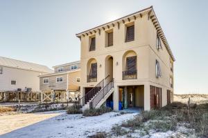 un edificio en la playa con nieve en Casa Del Mar, en Gulf Shores