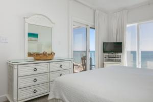 um quarto branco com uma cómoda branca e um espelho em Dolphin Key em Orange Beach