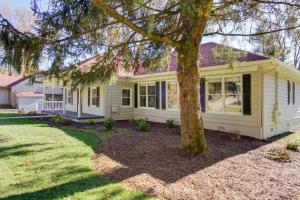 海伦Upcountry Inn - Rooms的一栋白色的房子，前面有一棵树