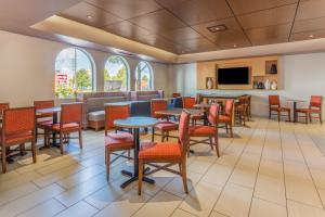 una sala da pranzo con tavoli, sedie e finestre di Holiday Inn Express Columbus - Ohio Expo Center by IHG a Columbus
