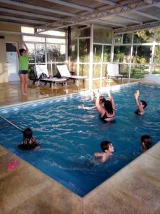 grupa ludzi w basenie w obiekcie Las Lomas Suites & Spa w mieście Chascomús