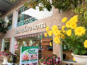 een winkel met gele bloemen voor een gebouw bij Sen Trang Hotel in Lao Cai