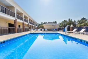 Holiday Inn Express - Plymouth, an IHG Hotel tesisinde veya buraya yakın yüzme havuzu