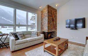 sala de estar con sofá y chimenea en Woods12 Townhome Condo en Copper Mountain