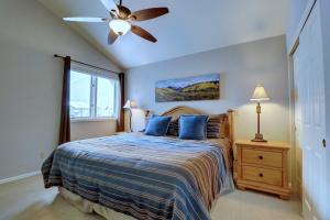 A bed or beds in a room at Woods12 Townhome Condo