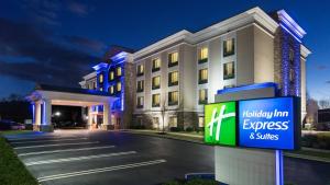 Holiday Inn Express and Suites Stroudsburg-Poconos, an IHG Hotel في سترودسبورغ: تقديم الهوستن ان سريع والاجنحه