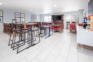 un restaurante con mesas y sillas en una habitación en Holiday Inn Express Hotel & Suites Watsonville, an IHG Hotel, en Watsonville