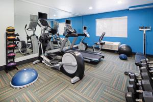 un gimnasio con cintas de correr y equipos de ejercicio en una habitación en Holiday Inn Express Hotel & Suites Watsonville, an IHG Hotel, en Watsonville