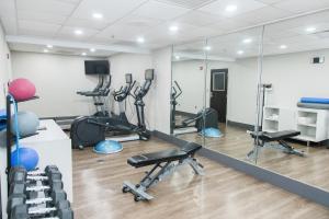 een fitnessruimte met diverse hometrainers en spiegels bij Holiday Inn Express Hotel & Suites Columbia-Fort Jackson, an IHG Hotel in Columbia