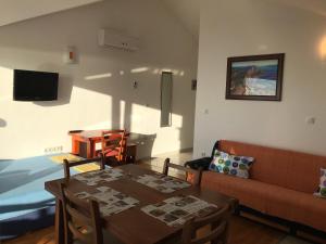 Televízia a/alebo spoločenská miestnosť v ubytovaní Gala Apartments