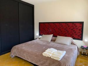 サン・クリストバル・デ・ラス・カサスにあるLa casita, ubicada en el centroのベッドとタオル2枚のある寝室