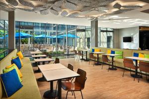 新加坡Holiday Inn Express Singapore Katong by IHG的有桌椅和窗户的餐厅