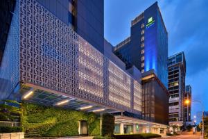 新加坡Holiday Inn Express Singapore Katong by IHG的享有高楼建筑的景色