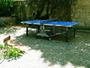 niebieski stół do ping ponga na podwórku w obiekcie Le Logis des Cordeliers w mieście Condom