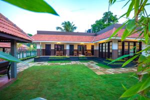 une image d'une maison avec une cour dans l'établissement Alleppey Haven Beach Villa, à Alappuzha