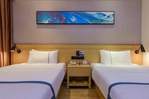 Postel nebo postele na pokoji v ubytování 丽呈君顿酒店重庆解放碑步行街洪崖洞店