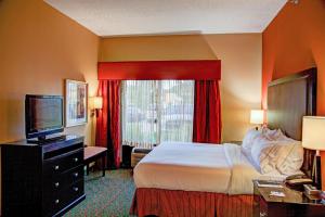 Un pat sau paturi într-o cameră la Holiday Inn Express Tyler South, an IHG Hotel
