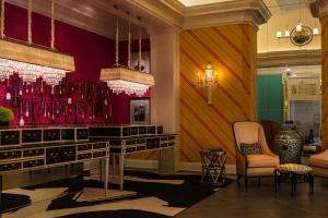 un vestíbulo con una pared de rayas roja y amarilla en Kimpton Hotel Monaco Philadelphia, an IHG Hotel, en Filadelfia