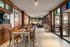 - un restaurant avec des tables et des chaises dans une salle dans l'établissement Lee Chiang Hotel, à Chiang Mai