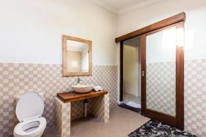 łazienka z toaletą i lustrem w obiekcie Ubud Batan Nyuh bed & breakfast w mieście Ubud +22 zdjęcia