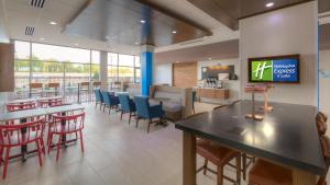 A restaurant or other place to eat at Holiday Inn Express & Suites Tulsa Midtown, an IHG Hotel