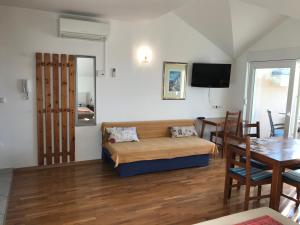 Televízia a/alebo spoločenská miestnosť v ubytovaní Gala Apartments