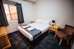 Tempat tidur dalam kamar di Shortland Budget Accommodation