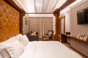 Een bed of bedden in een kamer bij The Radh Hotel