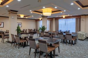 un restaurante con mesas y sillas en una habitación en Holiday Inn Express & Suites Ottawa East-Orleans, an IHG Hotel, en Ottawa