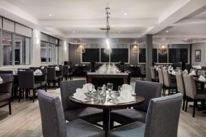 Restaurace v ubytování Holiday Inn & Suites Grande Prairie by IHG