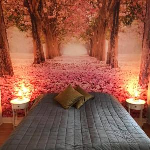 - une chambre avec un lit dans une forêt remplie de fleurs dans l'établissement Järnvägshotellet B& B i Skara, à Skara