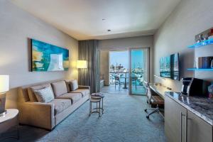 Shade Hotel Redondo Beach في شاطئ ريدوندو: غرفة معيشة مع أريكة وطاولة