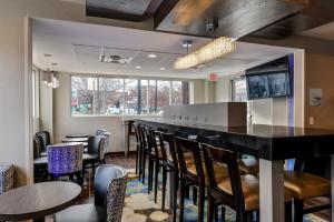 um bar num restaurante com cadeiras e mesas em Holiday Inn Express Washington DC Silver Spring, an IHG Hotel em Silver Spring