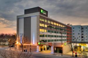 Un edificio de hotel con un cartel encima. en Holiday Inn Express Washington DC Silver Spring by IHG, en Silver Spring