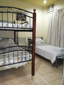 een slaapkamer met 2 stapelbedden in een kamer bij Cranberry's Place-near CONVENTION center in Iloilo City