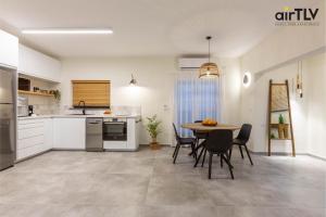Virtuvė arba virtuvėlė apgyvendinimo įstaigoje AirTLV - Sirkin Beautiful Apartment Super Prime location