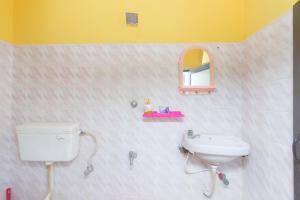 本地治里的住宿－Shaman House，一间带水槽、卫生间和镜子的浴室