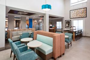 Holiday Inn Express Hotel & Suites Scott-Lafayette West, an IHG Hotel tesisinde lounge veya bar alanı