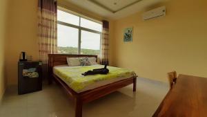 een slaapkamer met een bed met een kat erop bij Song Huong Hotel Mui Ne in Mũi Né