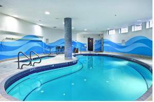 una piscina en una habitación de hotel con una gran piscina en Holiday Inn Express & Suites Langley, an IHG Hotel en Langley