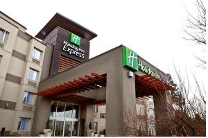 um edifício de hotel com um sinal hilton express em Holiday Inn Express & Suites Langley, an IHG Hotel em Langley