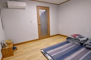 Postel nebo postele na pokoji v ubytování Guma Modern HanokStay