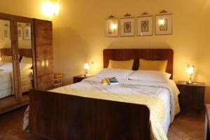 um quarto com uma cama grande e 2 candeeiros em Azienda Agraria La Casella em Montalcino