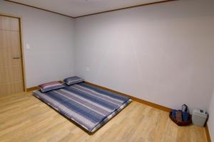 Postel nebo postele na pokoji v ubytování Guma Modern HanokStay
