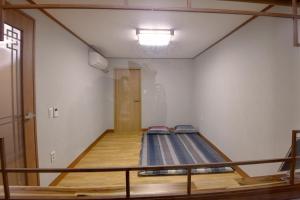 Postel nebo postele na pokoji v ubytování Guma Modern HanokStay