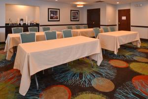 una sala de conferencias con 2 mesas y sillas en Holiday Inn Express Hotel & Suites Youngstown - North Lima/Boardman, an IHG Hotel, en North Lima