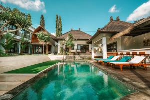 een afbeelding van een zwembad in een huis bij The Palms Canggu in Canggu