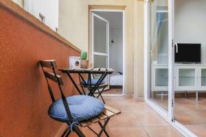 einen Stuhl neben einem kleinen Tisch in einem Zimmer in der Unterkunft Center Holiday Corralejo in Corralejo